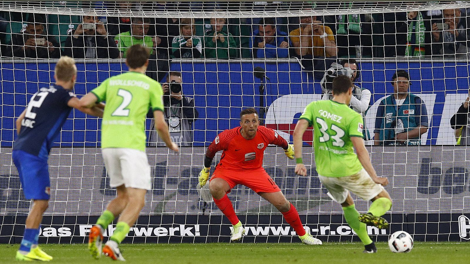 
                <strong>VfL Wolfsburg - Eintracht Braunschweig</strong><br>
                Mario Gomez verwandelte den Strafstoß, was fast zynisch anmutete. Denn wenige Sekunden vor dem Elfmeterpfiff hatte der Unparteiische ein klares Handspiel des Stürmers übersehen gehabt. Wolfsburg gewann durch die strittige Entscheidung 1:0. Es wäre "besser gewesen, auf den Pfiff zu verzichten", gestand Stegemann später ein. 
              