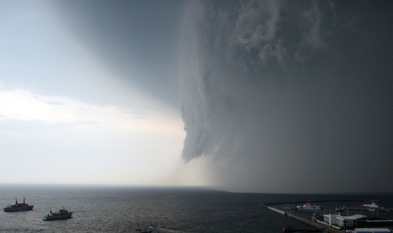 Helgoland, 2010: Ein Tornado richtet massive Schäden an und verletzt mindestens 8 Menschen.