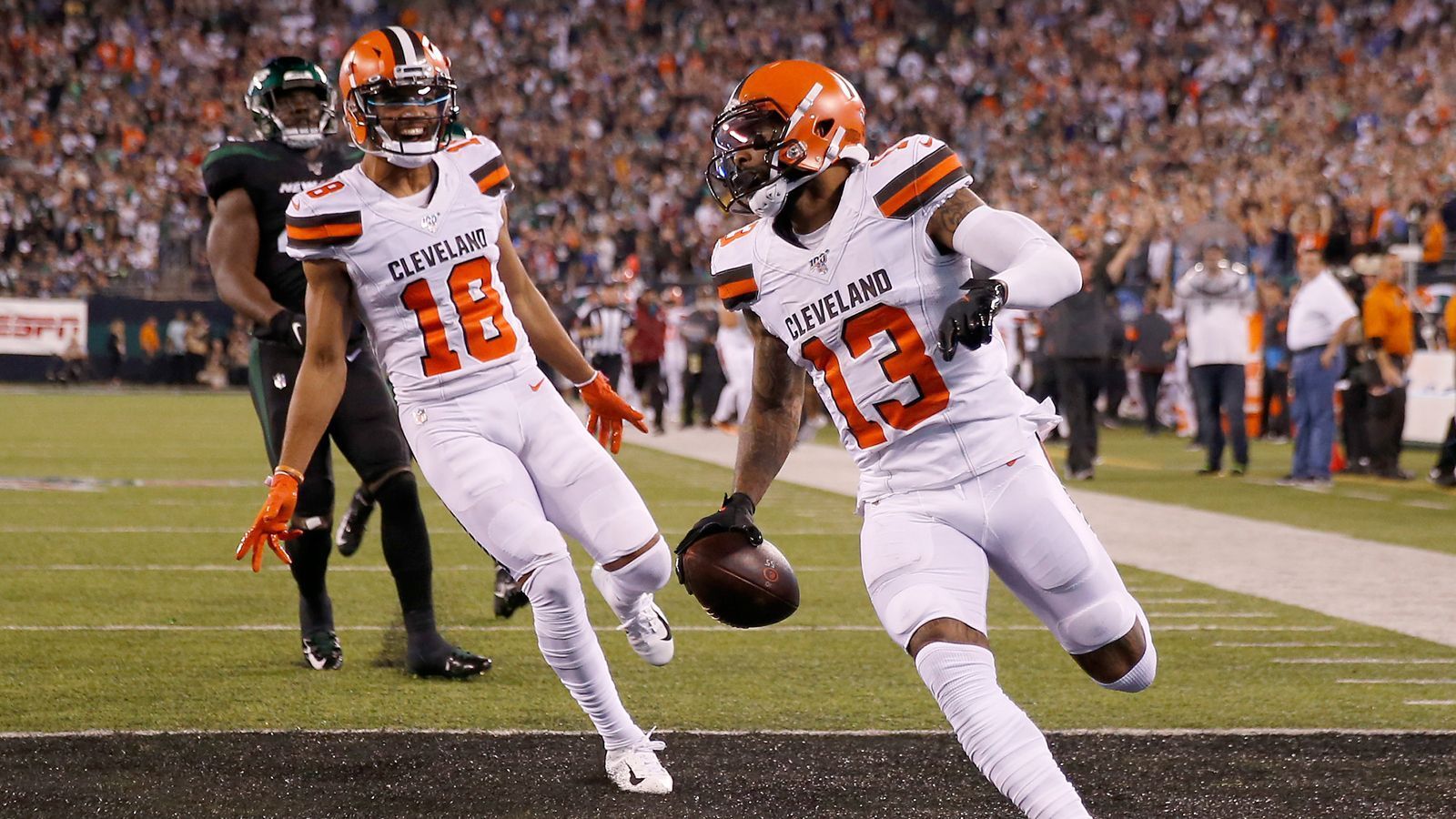 
                <strong>Gewinner: Odell Beckham jr.</strong><br>
                Er hat es schon wieder getan: Odell Beckham jr. sorgte im MetLife Stadium in New York erneut mit einem spektakulären One-Handed-Catch für Aufsehen - diesmal im Trikot der Cleveland Browns. Doch auch sonst lieferte die Lieblingsanspielstation von Baker Mayfield eine starke Partie ab, fing sechs Pässe für 161 Yards und einen Touchdown. In dieser Form hievt OBJ die Offense der Browns auf ein neues Level.
              