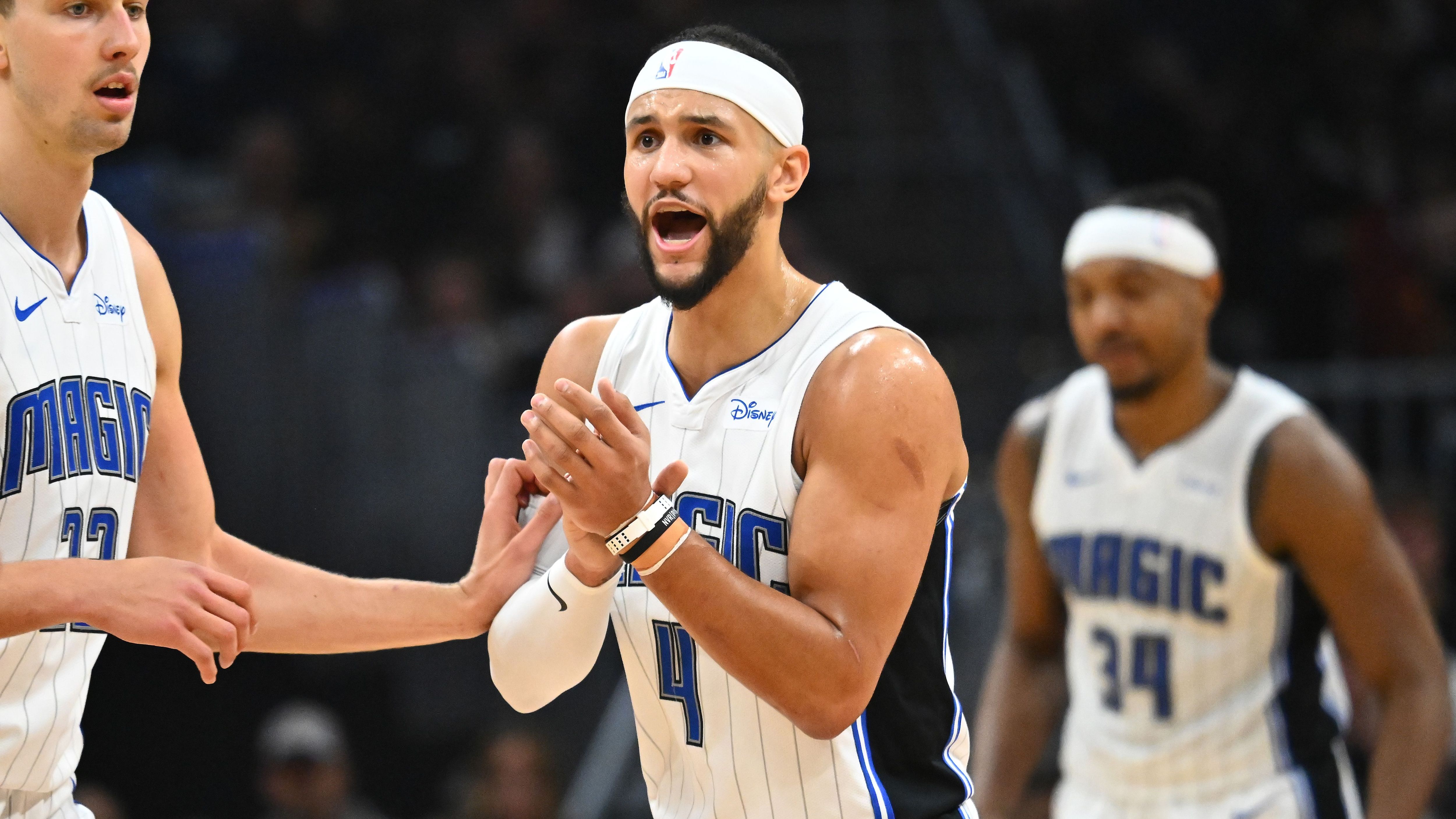 <strong>All-Defensive Second Team: Jalen Suggs (Orlando Magic)</strong><br>Suggs gilt nicht umsonst als einer der besten On-Ball-Verteidiger der NBA. Trotz des Ausscheidens in der ersten Runde spielte Jalen Suggs defensiv starke Playoffs. Gleichzeitig waren seine Gegner mit Donovan Mitchell und Darius Garland schnelle, bewegliche Guards. Nicht gerade Laufkundschaft. Suggs war jedoch da, bevor Orlando in Game 7 ausschied. Seine Stats: 14,7 Punkte, 5,1 Rebounds, 3,3 Assists und 1,3 Steals.