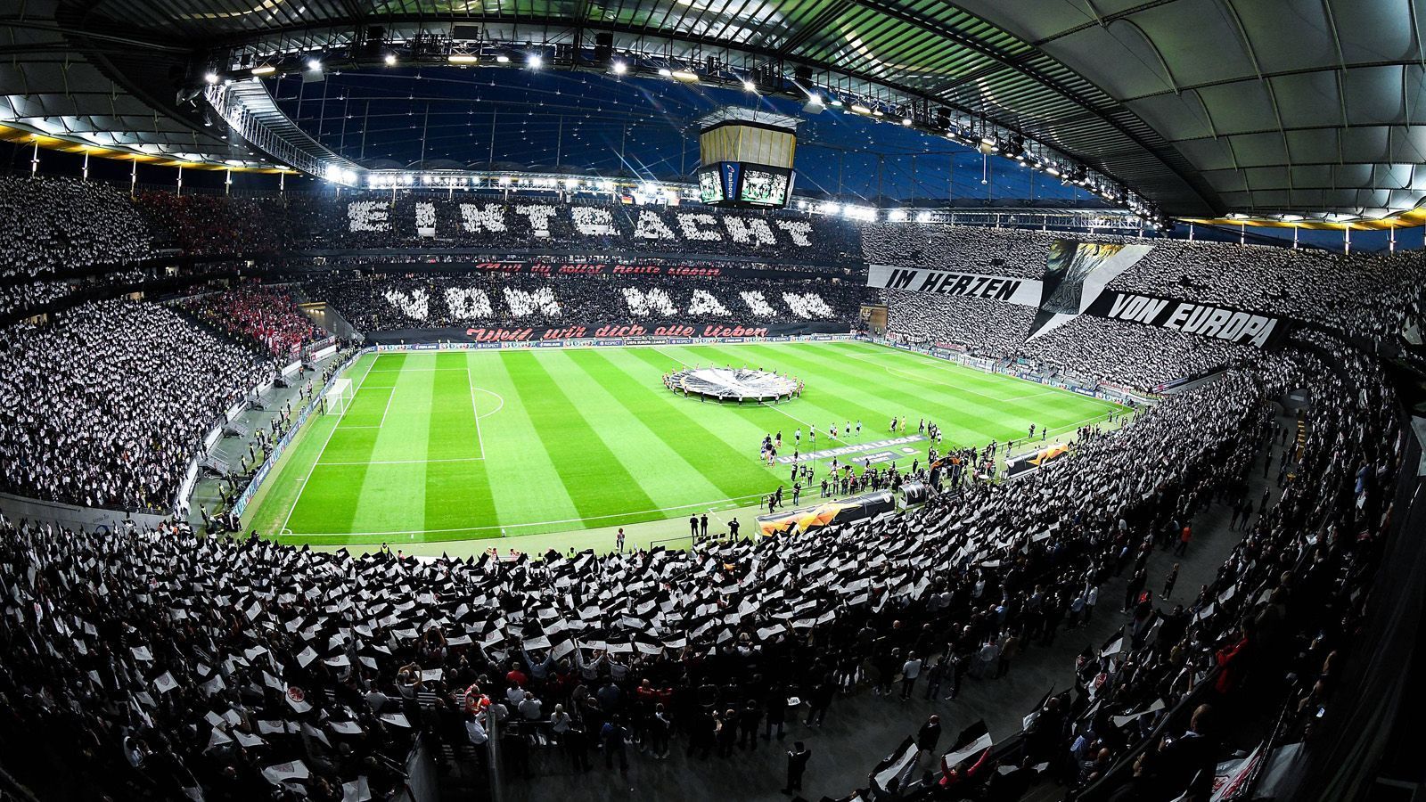 
                <strong>Heimspiel gegen Benfica Lissabon (18. April 2019)</strong><br>
                Im Viertelfinal-Rückspiel zeigten die Frankfurt-Anhänger eine Wahnsinns-Choreo. "Eintracht vom Main im Herzen von Europa", war zu lesen. Dazu ragte der Europa-League-Pokal über allem auf. 
              