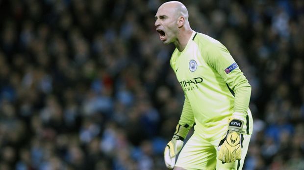 
                <strong>Willy Caballero (FC Chelsea)</strong><br>
                Der Argentinier Willy Caballero war zwei Mal Nutznießer der Torhüter-Wechsel bei Manchester City, löste zunächst Joe Hart ab und später Claudio Bravo. Dennoch unterschrieb der 35-Jährige keinen neuen Vertrag bei den Citizens, die ja mit Ederson schon eine designierte neue Nummer 1 haben. Stattdessen wechselte Caballero innerhalb Englands - und dürfte mal wieder als Nummer 2 in eine Saison gehen. Hinter dem Belgier Thibault Courtois wird der Routinier bei Chelsea wohl zum verlässlichen Backup, der im Notfall erfolgreich einspringen könnte, wie er es bei Manchester City bewies.
              