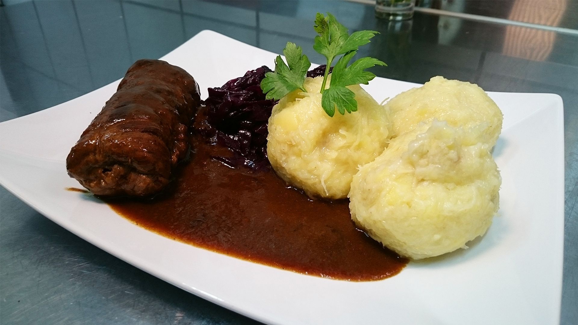 Klassische Rinderroulade mit Rotkohl und Kartoffelklößen