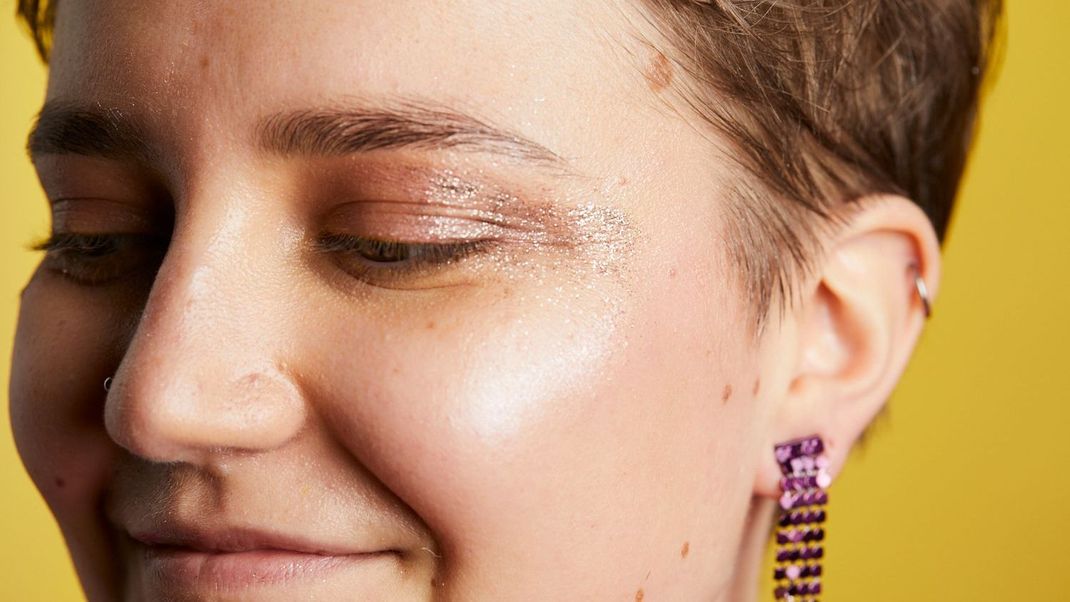 Egal ob als Lidschatten, Highlighter oder auf den Lippen: Glitter geht immer!