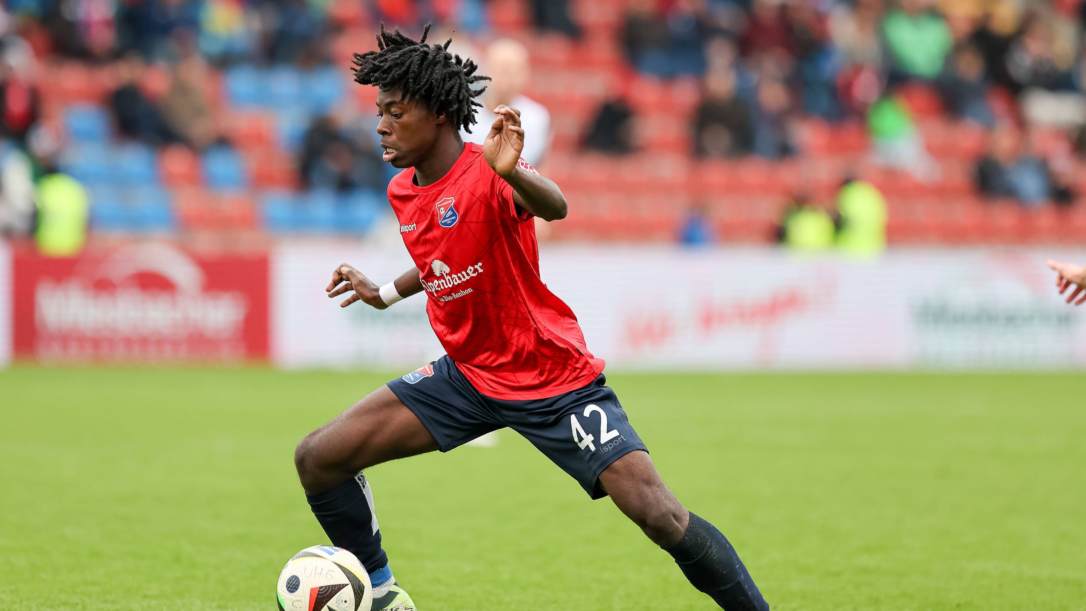<strong>Gibson Nana Adu (SpVgg Unterhaching)</strong><br>Wie Krattenmacher, verpflichtete der FCB auch Gibson Nana Adu von Unterhaching. Der 16 Jahre junge Stürmer blieb aber zunächst noch für eine Saison auf Leihbasis bei der SpVgg. Dort kam er auf 345 Spielminuten in der 1. Mannschaft. Er kehrt zunächst zurück.