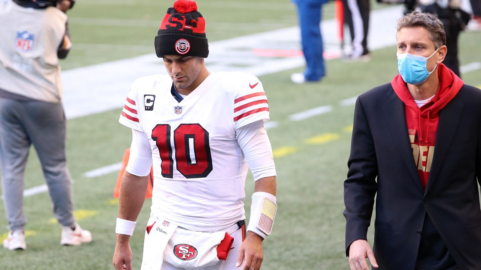 
                <strong>Jimmy Garoppolo (Quarterback)</strong><br>
                Die San Francisco 49ers müssen in dieser Saison so einiges an Verletzungen hinnehmen. Auch bei der 27:37-Niederlage gegen die Seattle Seahawks nimmt das Drama seinen Lauf. Vor dem vierten Viertel geht Quarterback Jimmy Garoppolo in die Kabine. Schon zu Beginn des Spiels hatte "Jimmy G" Probleme mit seinem Knöchel. Nun droht ihm sogar das Saisonaus! Wie Mark Garafolo berichtet, wird Garoppolo vier bis sechs Wochen fehlen, in dieser Zeit soll im Idealfall der gebrochene Knöchel im Fuß verheilen. Andernfalls müsste Garoppolo wohl unters Messer und die Saison 2020 wäre für den 29-Jährigen gelaufen. 
              