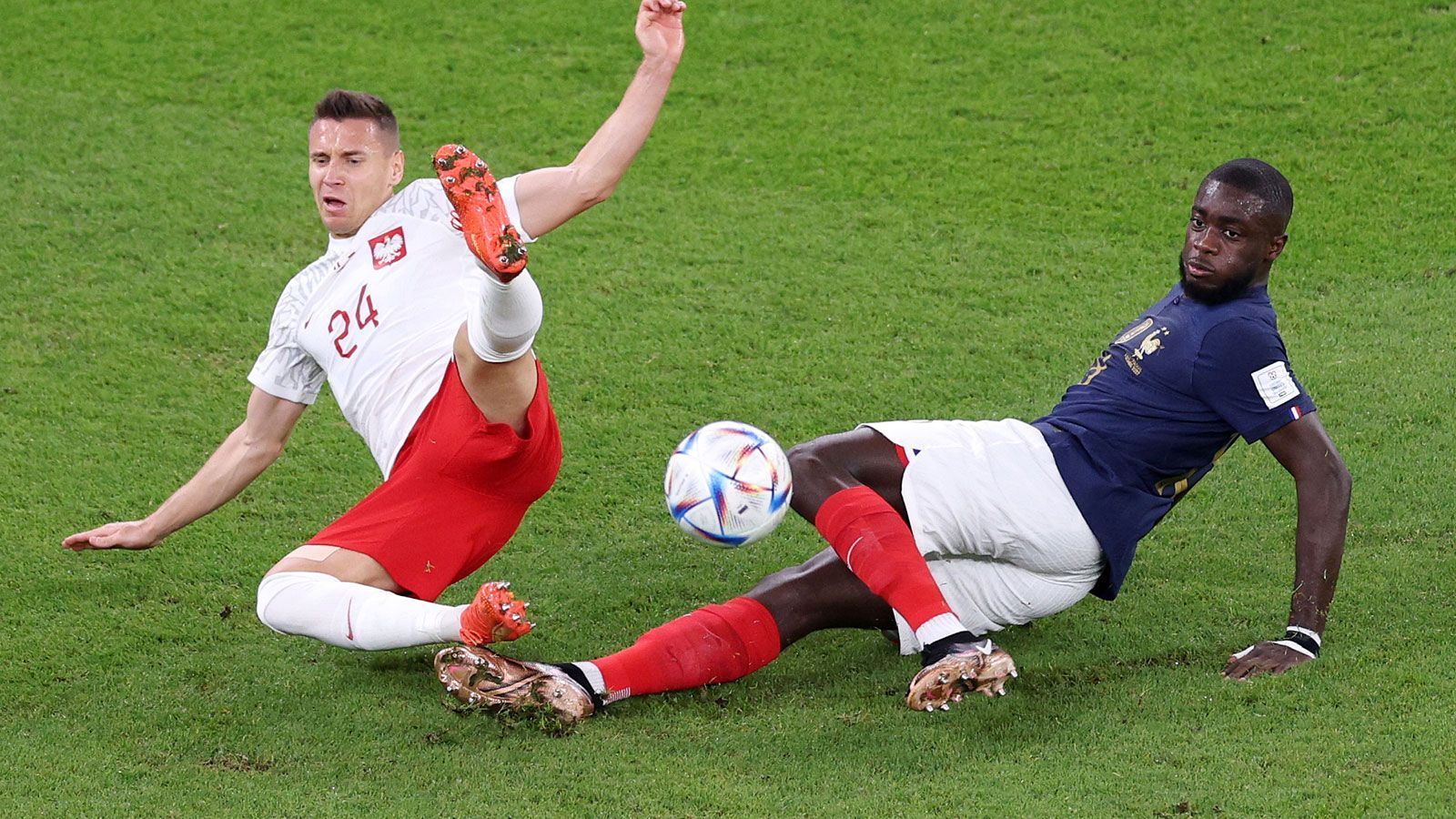 
                <strong>Dayot Upamecano (FC Bayern München)</strong><br>
                Etwas überraschend ist Dayot Upamecano der einzige Stammspieler aus dem Kreis der Bundesliga-Profis. Dabei hatte der 24-Jährige auch verletzungsbedingt vor dem Turnierstart erst sieben Länderspiele absolviert. Doch Deschamps setzte auf ihn - beim 4:1 über Australien als Nebenmann seines einstigen Leipzig-Kollegen Ibrahima Konate und anschließend gemeinsam mit Raphael Varane in der Innenverteidigung. Lediglich beim bedeutungslosen 0:1 gegen Tunesien im letzten Gruppenspiel verzichtete der Trainer freiwillig auf Upamecano ...
              