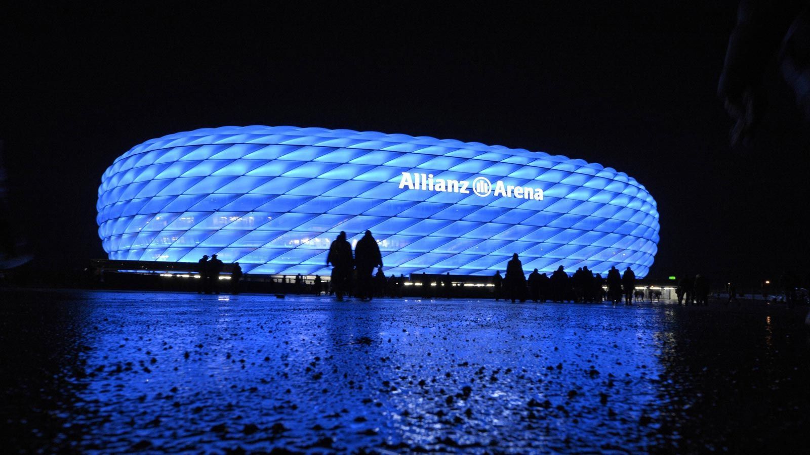 <strong>"Turn The World Blue"</strong><br>
                Anlässlich des Weltkindertages engagiert sich der FCB zusammen mit UNICEF und den SOS-Kinderdörfern&nbsp;für die universellen Rechte von Kindern.&nbsp;Mit der Aktion "Turn The World Blue" sollte auf die&nbsp;Verpflichtung aller Gesellschaften aufmerksam gemacht werden, Kindern dieser Welt ein gesundes Aufwachsen in Sicherheit zu ermöglichen. Dafür wurde die Arena in "UNICEF-Blau" beleuchtet.