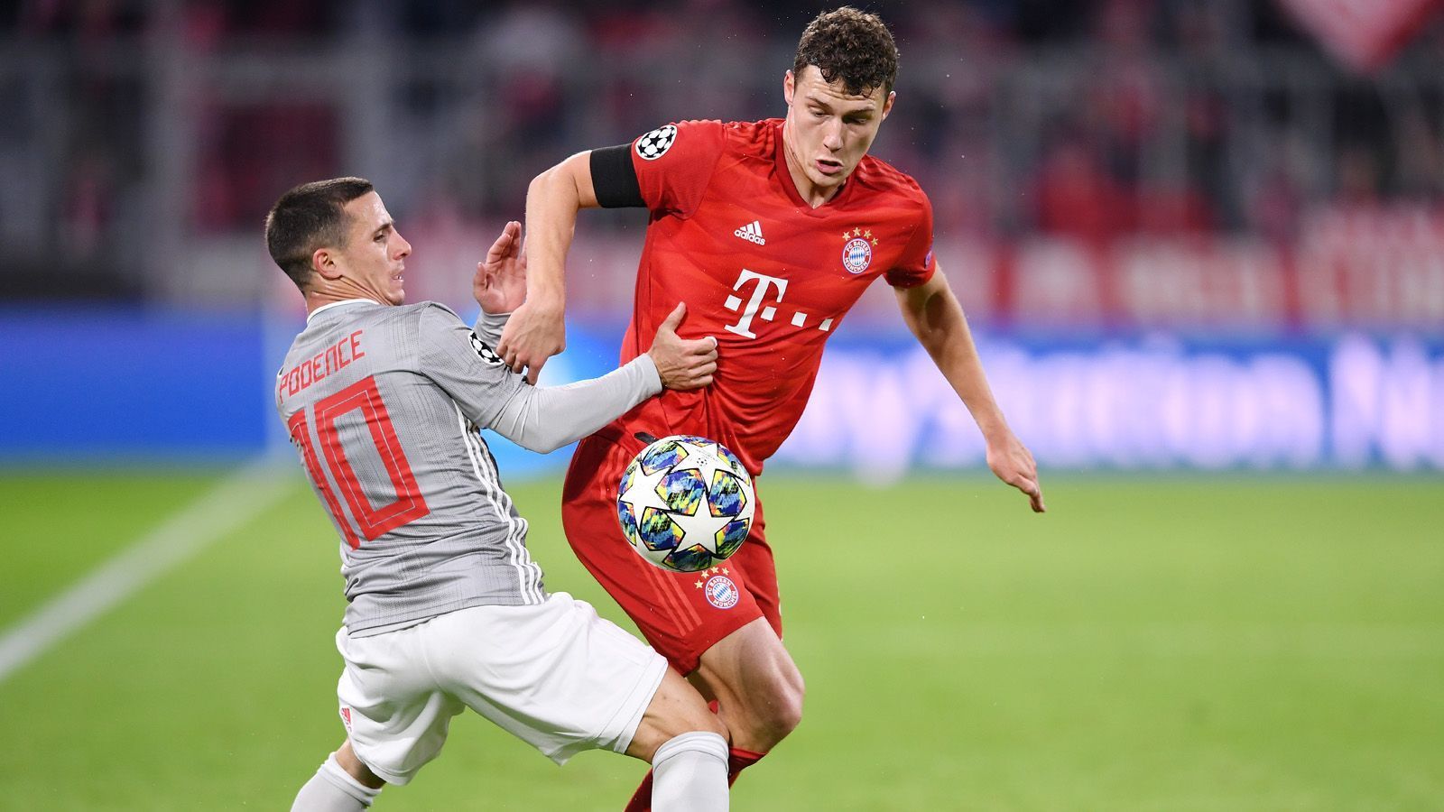 
                <strong>Benjamin Pavard</strong><br>
                Defensiv kaum gefordert, schaltet sich der Franzose oft mit in die Offensive ein. Versucht es zumindest – meist kommt er dem flinken Serge Gnabry kaum hinterher. Hat Pech, als er einen Lewandowski-Kopfball mit dem Ohr nur an den Posten abfälscht. Nach der Pause fast nur noch vorne zu finden, mit manch' klugem Ball in die Spitze. ran-Note: 3
              