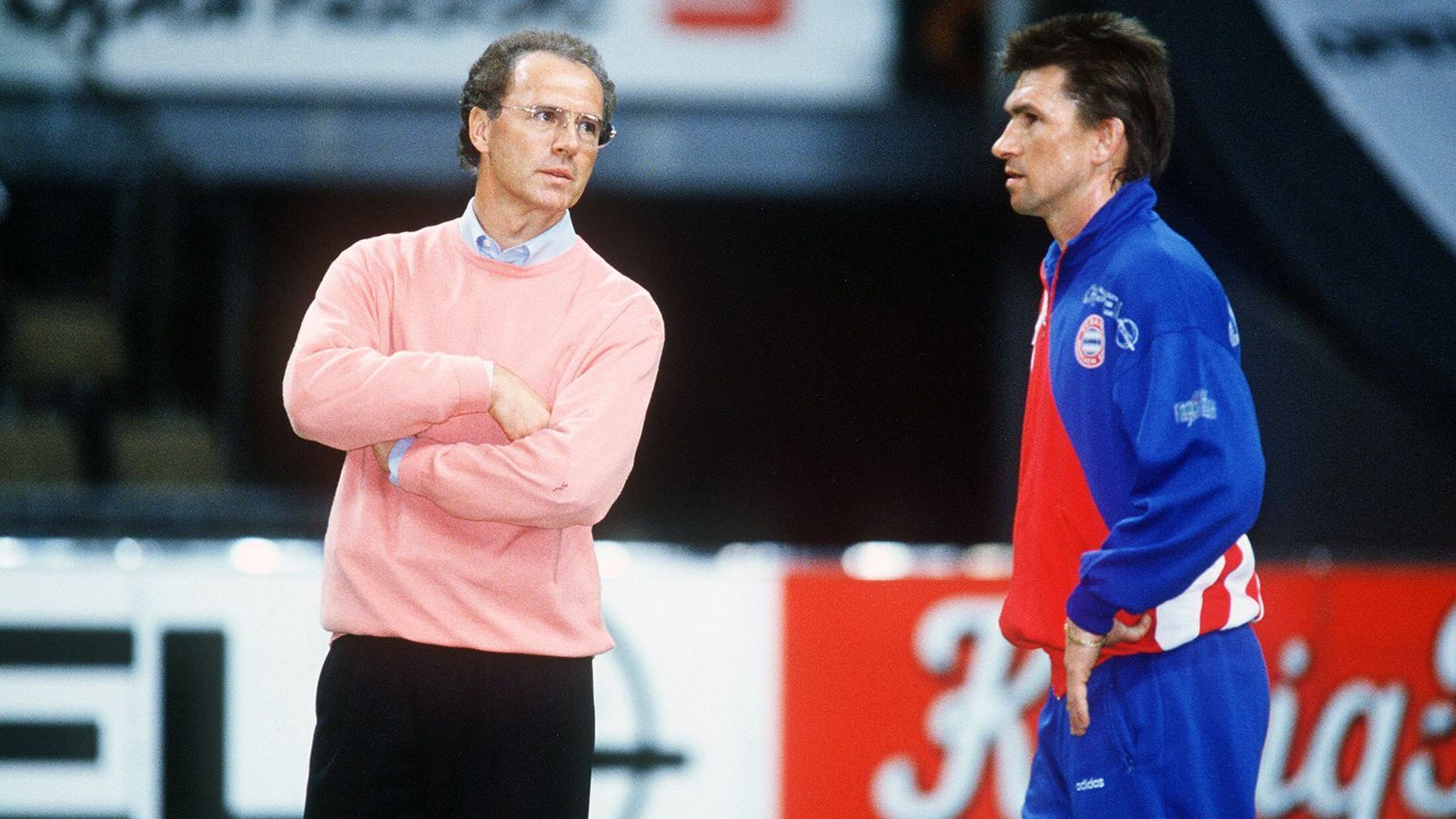 
                <strong>FC Bayern München (1996)</strong><br>
                Als Ersatz für Franz Beckenbauer (li.) lässt Klaus Augenthaler (re.) in der Bayern-Partie gegen Fortuna Düsseldorf viermal auswechseln - damals noch nicht erlaubt.
              