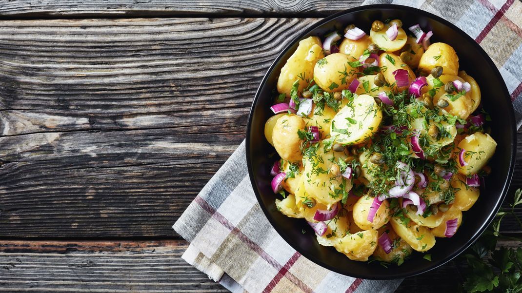 Der Kartoffelsalat darf bei keiner Grill- oder Gartenparty fehlen.