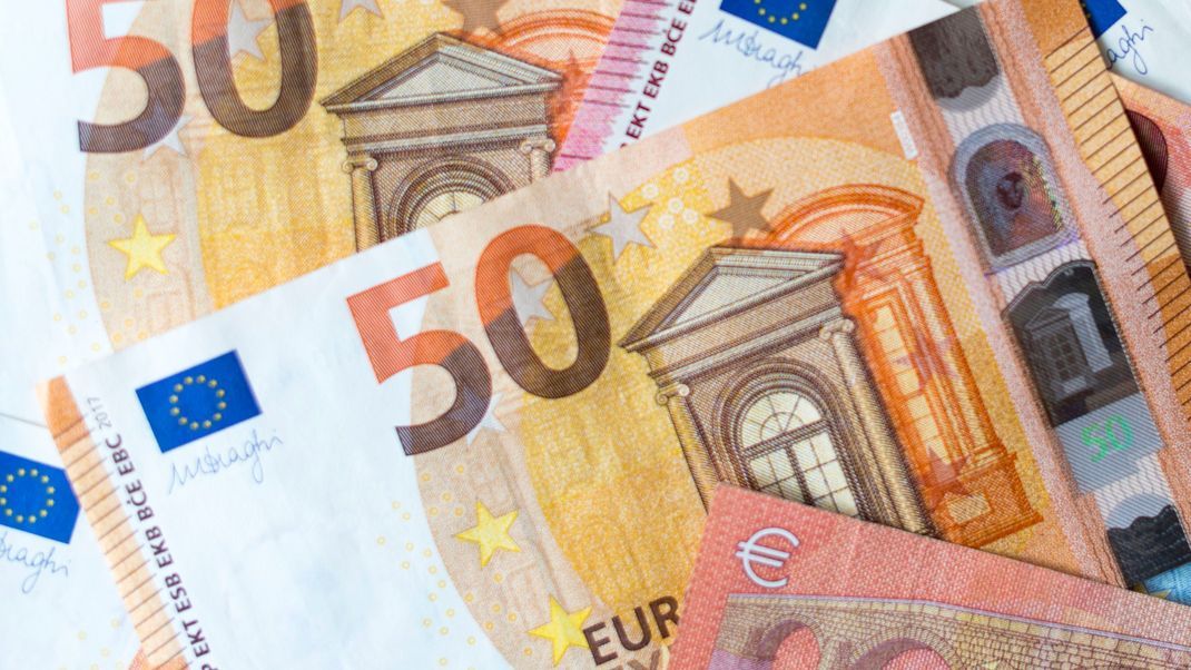 Eine Bremerin soll 2021 rund 8,2 Millionen Euro gestohlen haben. Nun hat sich die Verdächtige gestellt.