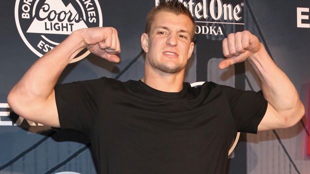 
                <strong>Tight End: Rob Gronkowski</strong><br>
                Tight Ends: 0. Eine fette Null steht bei den Tight Ends. Auch wenn bei zahlreichen Fantasy-Football-Ligen Rob Gronkowski (Foto) als Nummer 1 gedraftet wird, in der NFL hat dies noch kein Tight End geschafft. 1988-Nummer-1-Pick Linebacker Aundray Bruce läuft während seiner Zeit in der NFL allerdings auch als Tight End auf.
              