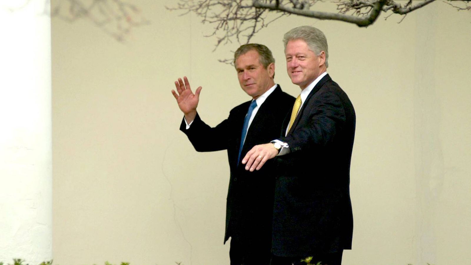 
                <strong>George W. Bush wird neuer US-Präsident</strong><br>
                Im selben Jahr gibt es auch einen neuen US-Präsidenten. George W. Bush (links) setzt sich in einem Kopf-an-Kopf-Rennen gegen Al Gore durch. Dabei verhindert der Supreme Court eine Neuauszählung in Florida, die Gore verlangt. Somit gewinnt Bush die Wahl, obwohl er 500.000 Stimmen weniger hat.
              