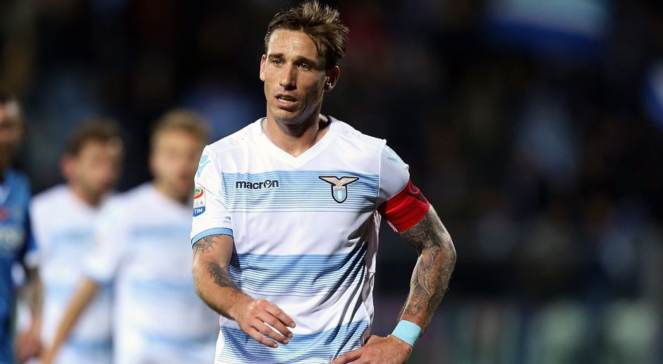 
                <strong>Lucas Biglia (Lazio Rom -> AC Mailand)</strong><br>
                Beim AC Milan geht nach der Übernahme durch asiatische Investoren der Kaufrausch unvermindert weiter. Die Mailänder haben nun auch Lazio Roms bisherigen Kapitän Lucas Biglia gekauft. Der argentinische Nationalspieler soll 17 Millionen Euro Ablöse gekostet haben. Der 31-Jährige unterschrieb beim Champions-League-Sieger von 2007 einen Vertrag über drei Jahre bis zum Sommer 2020.
              