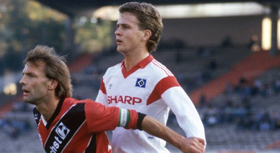 
                <strong>Oliver Bierhoff</strong><br>
                Dass HSV-Spieler erst nach ihrem Weggang aus Hamburg so richtig aufblühen, ist kein neues Phänomen. Vor 30 Jahren ist es nicht viel anders: Damals spielt ein junger Stürmer namens Oliver Bierhoff für den HSV. Nachdem er in der Saison 88/89 sein Potential mit sechs Toren andeutet, fällt er in der Hinrunde der folgenden Spielzeit in ein Loch. Der HSV hat nichts Besseres zu tun, als den Angreifer schnell nach Gladbach weiterzugeben.
              