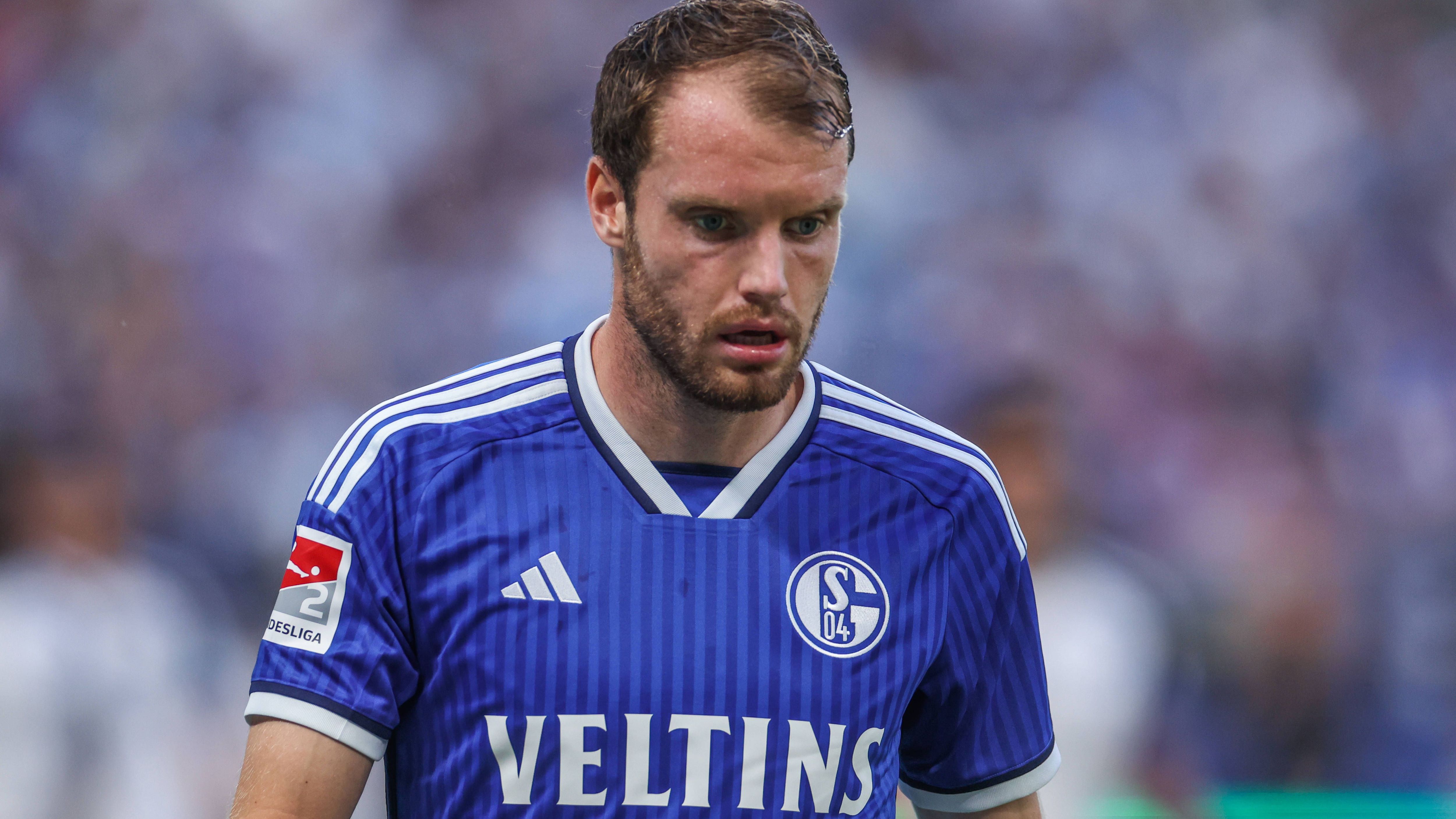 <strong>Thomas Ouwejan (FC Schalke 04)</strong><br>Wird seinem Ruf als offensiver Linksverteidiger anfangs nur selten gerecht. Seine gefährlichen Flanken sind Mangelware – kurz vor der Pause glänzt der Niederländer dann aber als Torjäger und schweißt einen Abpraller per Volley ins rechte untere Eck. Nach der Pause defensiv etwas verbessert, sieht auch er bei den Tempogegenstößen der Hanseaten oftmals den Kürzeren. <strong><em>ran</em>-Note: 3</strong>