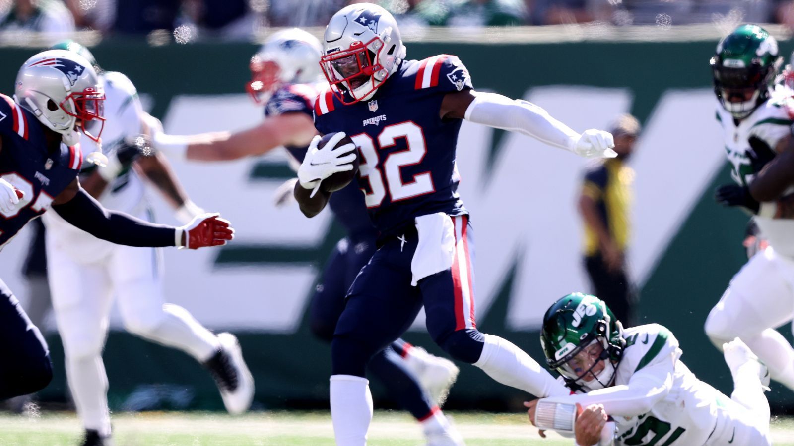 
                <strong>Gewinner: Secondary der New England Patriots</strong><br>
                Bei Bradys Ex-Team, den New England Patriots, läuft es auch, zumindest in der Passverteidigung. Beim 25:6 bei den New York Jets fing die Secondary der Patriots satte vier Interceptions von Jets-Spielmacher Zach Wilson. J.C. Jackson (sogar zwei Mal), Adrian Philipps und Devin McCourty brachten sich mit ihren INTs auf die Statistik-Tafel. Wenn Rookie Quarterback Mac Jones in der Offense weiterhin über 70 Prozent seiner Bälle anbringt und keine Fehler macht, dann sind die Patriots absolut ernstzunehmend.
              