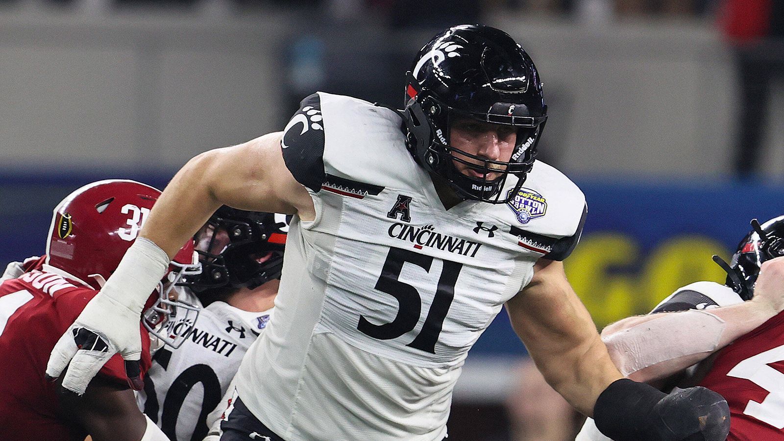 
                <strong>Lorenz Metz (Offensive Tackle, Cincinnati)</strong><br>
                Der deutsche Offensive Tackle hat sich für den diesjährigen Draft angemeldet. Metz' Chancen werden von US-Experten aber eher als Undrafted Free Agent oder als ein möglicher später Siebtrunden-Pick eingeschätzt. Warum also nicht der späteste Siebtrundenpick, der möglich ist? Warum als Bonus nicht auch noch einen Marketing-Coup in Deutschland landen, liebe Houston Texans?
              