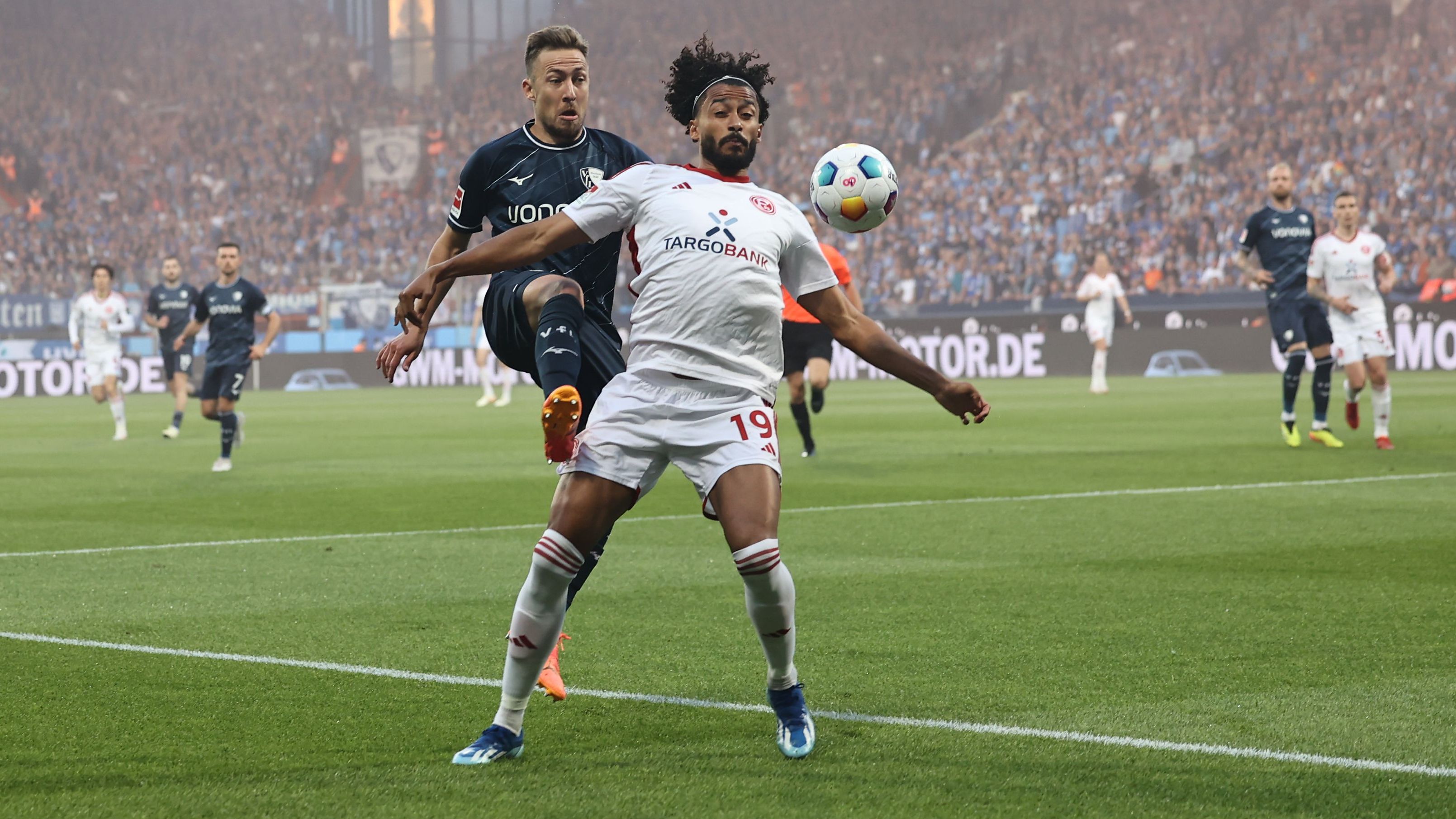 <strong>Emmanuel Iyoha (Fortuna Düsseldorf)</strong><br>Verliert gleich zu Beginn am eigenen Strafraum einen Zweikampf, der das Stadion anheizt. Stabilisiert sich dann aber schnell und bildet mit Tzolis die stärkere linke Seite. Gegen den flinken Passlack dennoch ab und an unsicher, bleibt unter dem Strich aber ohne dicken Fehler. <em><strong>ran</strong></em><strong>-Note: 3</strong>