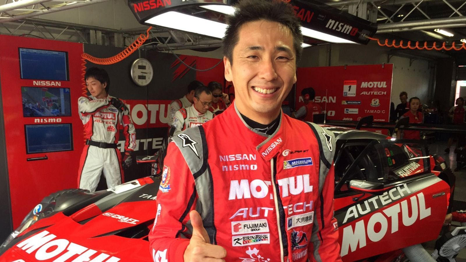 
                <strong>Tsugio Matsuda</strong><br>
                Tsugio Matsuda (JPN/40 - Nissan): Auch Quintarellis Nissan-Teampartner ist ein absoluter Super-GT-Routinier: Tsugio Matsuda bestreitet seine 20. Saison und hat zwei Titel und bereits 20 Siege auf dem Konto - so viele wie kein anderer. Zudem ist er bis heute mit 20 Jahren der jüngste japanische Formel-Nippon-Sieger (heute Super Formula).
              
