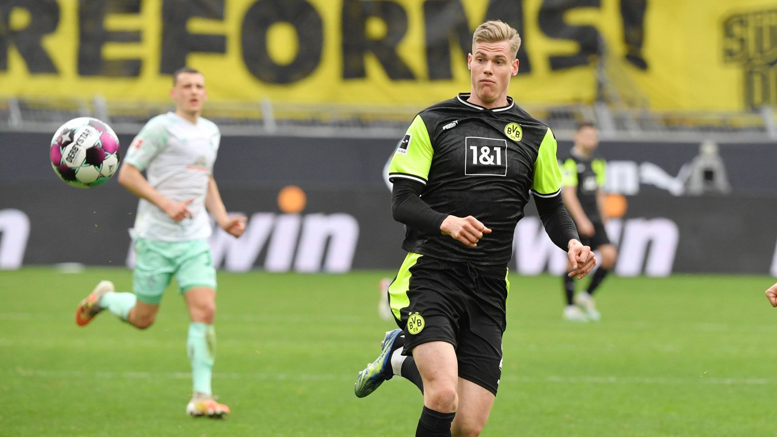 
                <strong>Borussia Dortmund</strong><br>
                Im Winter schloss sich lediglich Steffen Tigges dem BVB an. Der 22-Jährige empfahl sich durch starke Leistungen in der zweiten Mannschaft der Schwarz-Gelben für höhere Aufgaben und wurde kürzlich mit einem Profivertrag belohnt, ein Tor gelang dem Mittelstürmer in seinen sechs Kurzeinsätzen aber noch nicht.
              
