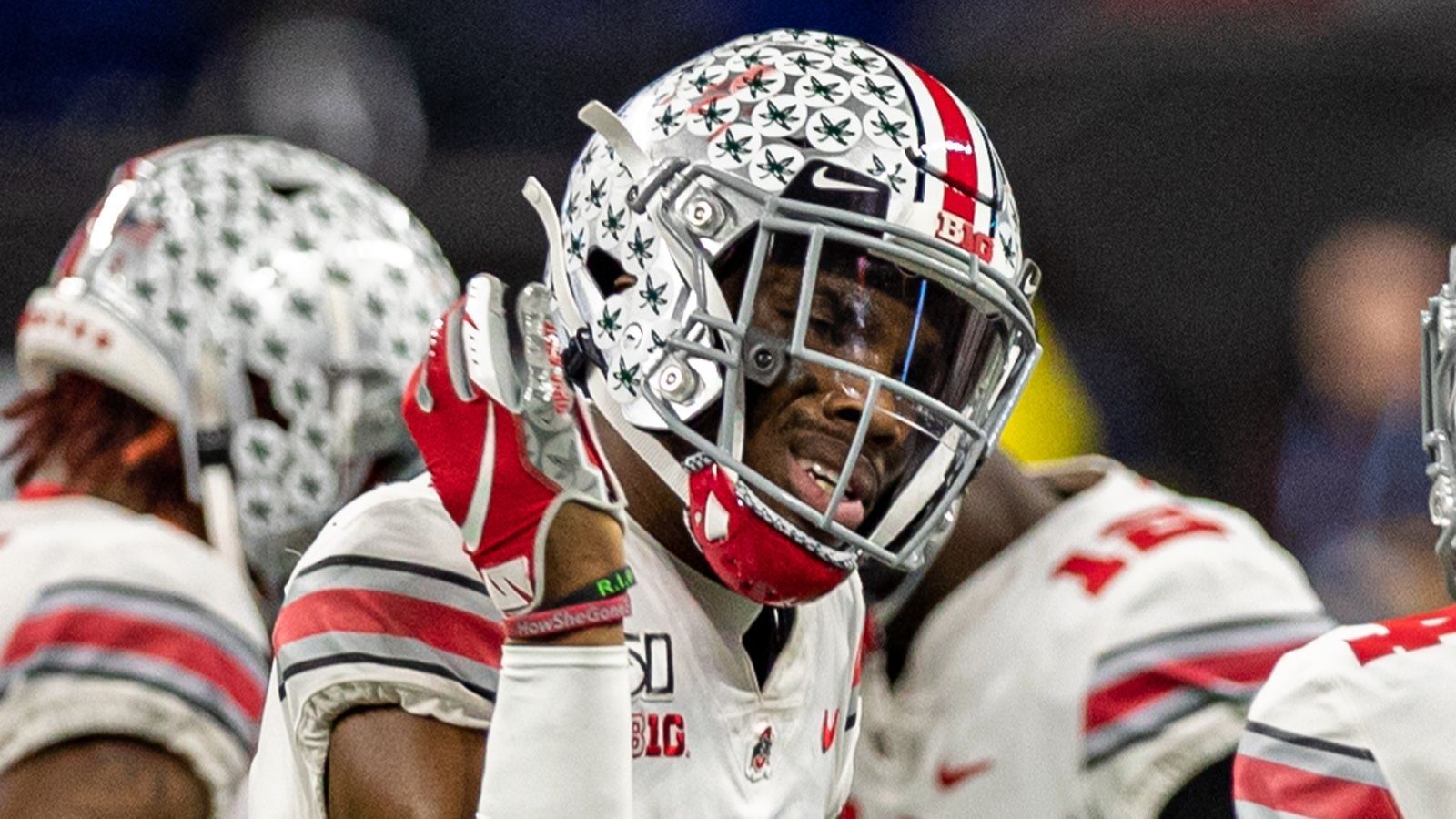 
                <strong>Ohio State Buckeyes - Jeff Okudah (Cornerback)</strong><br>
                Jeff Okudah gilt als einer der besten Passverteidiger im College-Football und wird in vielen Mock Drafts 2020 als früher Erstrunden-Pick gehandelt. Mit seiner Athletik, seinem Spielverständnis und seiner neu entdeckten Fangsicherheit (3 Interceptions in dieser Saison) symbolisiert er den perfekten Cornerback. Er galt bereits nach seiner High-School-Laufbahn als der landesweit beste Cornerback seines Jahrgangs. Mit seinen 1,85 Meter ist er zwar nicht sonderlich groß. Allerdings bewies zuletzt der von der gleichen Universität stammende Denzel Ward (Cleveland Browns), dass sogar ein noch kleinerer Cornerback sehr früh im Draft ausgewählt werden kann. Bei Ward reichten 1,80 m zum vierten Pick 2018.
              