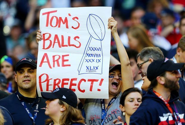 
                <strong>Fans</strong><br>
                Einige Fans ließen sich ganz besondere Plakate einfallen. Diese Patriots-Fans gingen humorvoll auf "Defleat-Gate" ein.
              