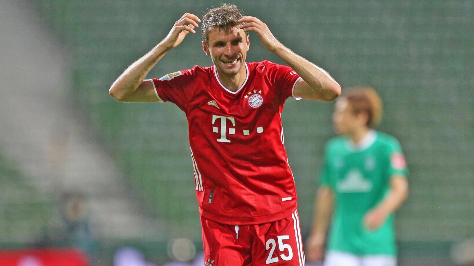 
                <strong>Thomas Müller</strong><br>
                Müller spielt immer. Ein Satz, der schon 2010 Gültigkeit besaß. Und das sehr lange. Dann eine Weile mal nicht. Doch unter Flick schon wieder. Und das zu Recht. Müller ist wieder der Müller der alten Tage, der Raumdeuter, der vielleicht nicht jeden Ball richtig trifft, aber irgendwie immer so, dass es gefährlich wird. Und der immer ein Auge für seine Mitspieler hat. Beweis: 20 Tore legte der 30-Jährige in dieser Saison schon auf - Rekord.
              