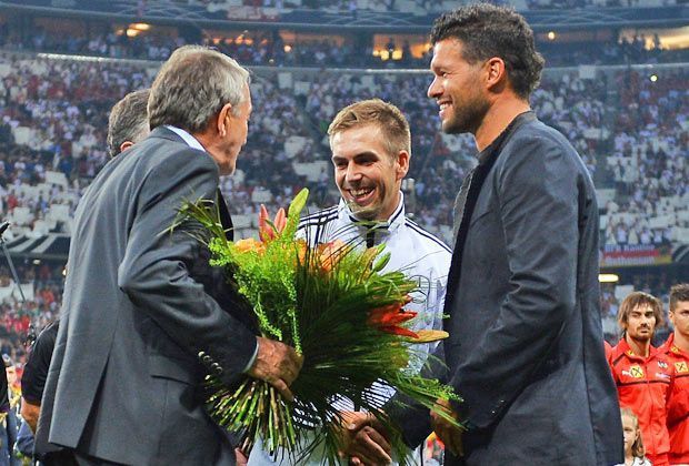 
                <strong>Ballack verabschiedet, Lahm geehrt</strong><br>
                Bevor es auf dem Platz zur Sache geht, stehen zwei Ehrungen an. Michael Ballack wird aus der Nationalmannschaft verabschiedet. 98 Länderspiele stehen am Ende für den "Capitano" zu Buche. Philipp Lahm steigt hingegen in den elitären "Hunderter-Klub" auf
              