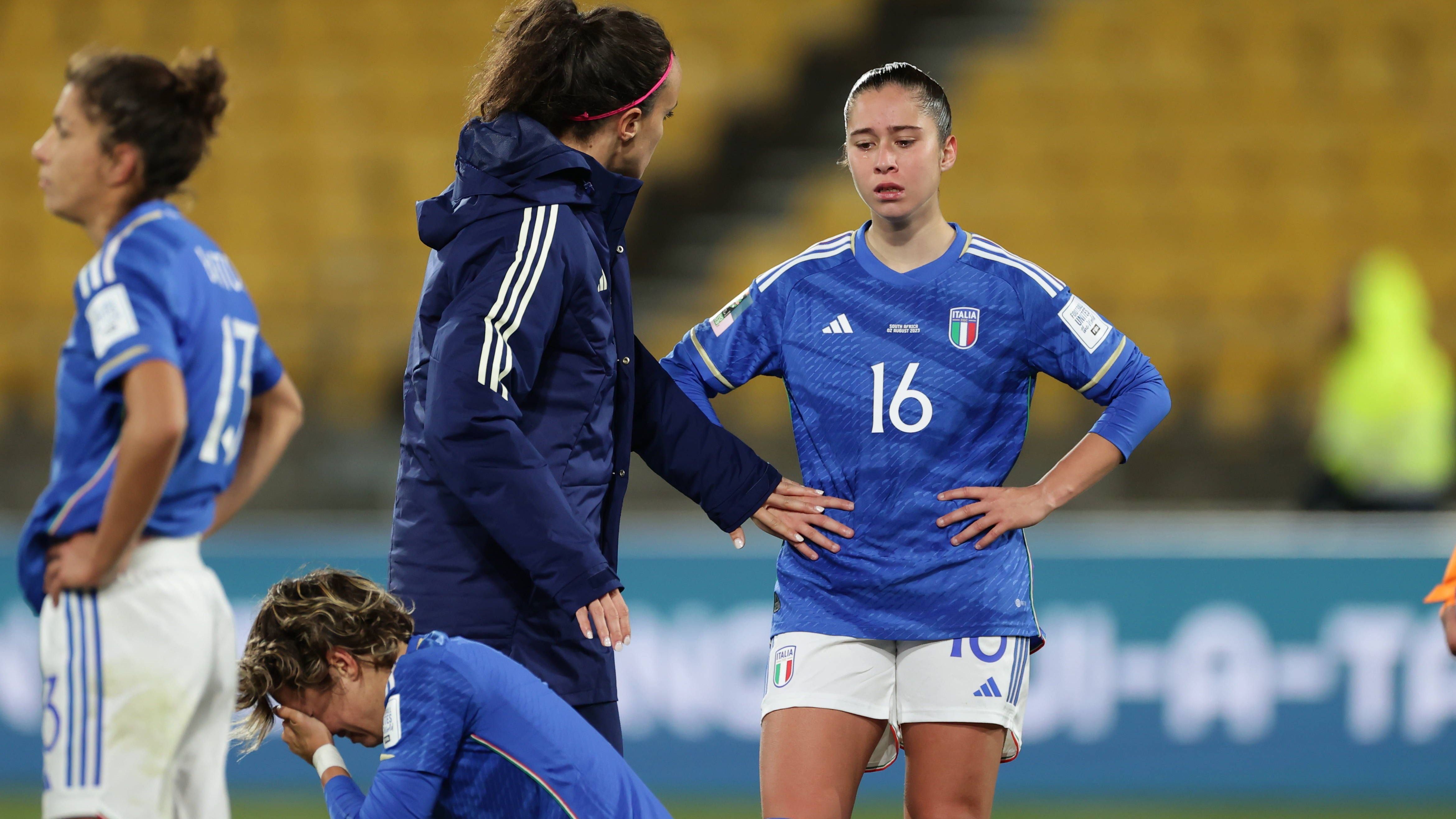 <strong>Verlierer: Italien</strong><br>Italien zählt zwar noch lange nicht zu den großen Nationen des Frauenfußballs, doch die Erwartungshaltung ist in den vergangenen Jahren gestiegen. Schon bei der Europameisterschaft gehörte das talentierte Team zu den Geheimtipps, wenn es um positive Überraschungen geht. Sang- und klanglos schied man in der Gruppenphase aus. Diesmal war es enger, aber erneut nicht genug.