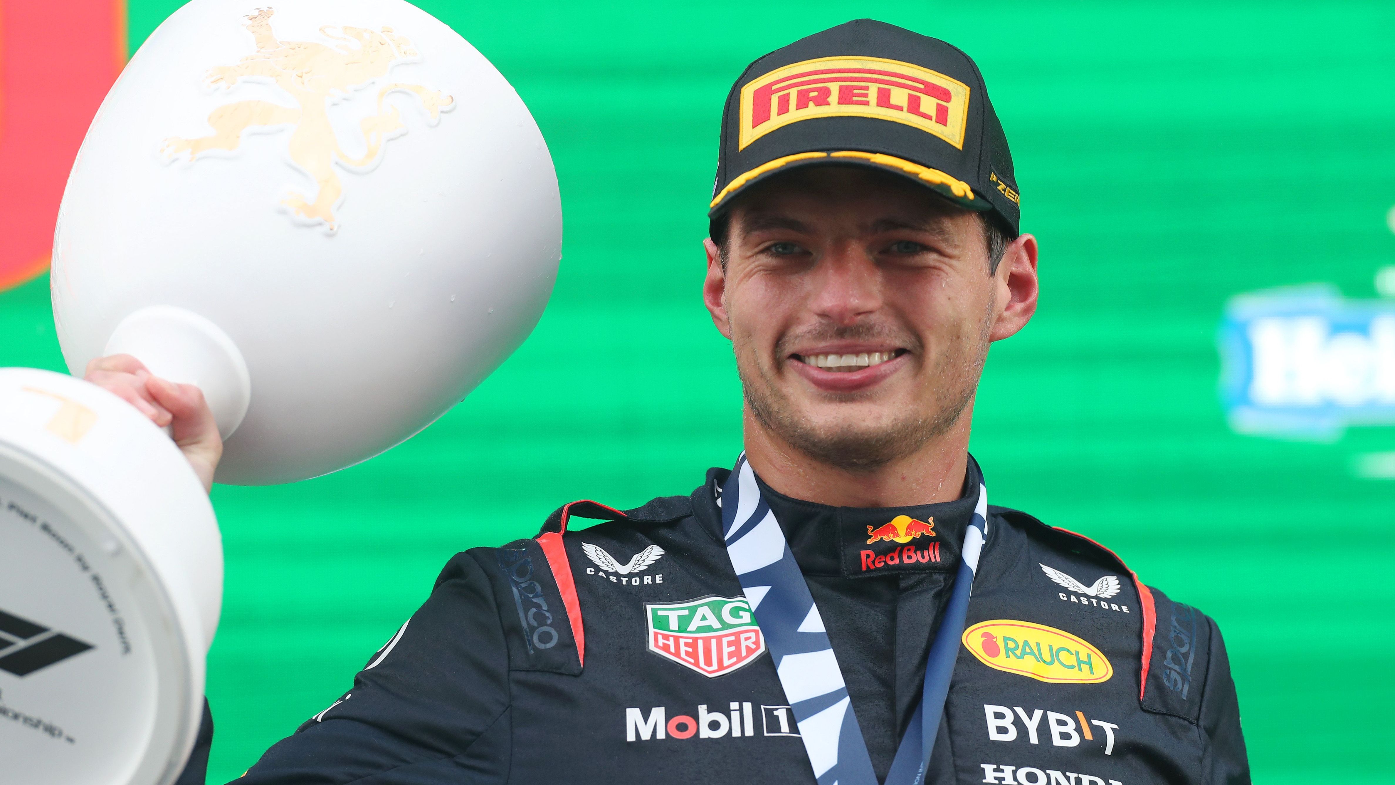 <strong>Gewinner: Max Verstappen</strong><br>Was soll diesen Mann noch stoppen? Die Frage nach dem "Wer" stellt sich schon gar nicht mehr. Selbst chaotische Bedingungen wie in Zandvoort mit Regen, Sonne und wieder Regen können Verstappen nichts anhaben. Mit dem neunten Sieg in Serie stellte der wohl bald dreimalige Weltmeister den Rekord von Sebastian Vettel aus dem Jahr 2013 ein. Pure Dominanz!