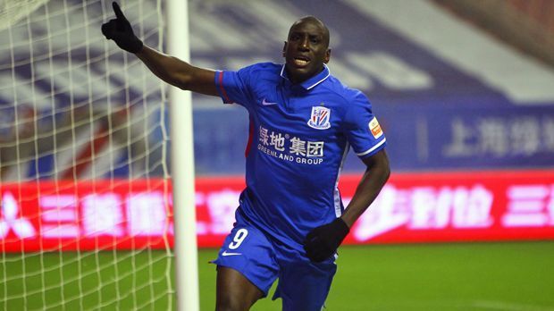 
                <strong>Demba Ba</strong><br>
                Der frühere Hoffenheim-Star Demba Ba kehrt nach einem Abstecher in China in die türkische Süper Lig zurück. Der 32-jährige Senegalese schließt sich Aufsteiger Göztepe an. In der Vergangenheit spielte der Stürmer bereits für Besiktas Istanbul, zuletzt war er jedoch für den chinesischen Klub Shanghai Greenland Shenhua aktiv. Ba unterzeichnete einen Vertrag bis zum Saisonende bei Göztepe.
              