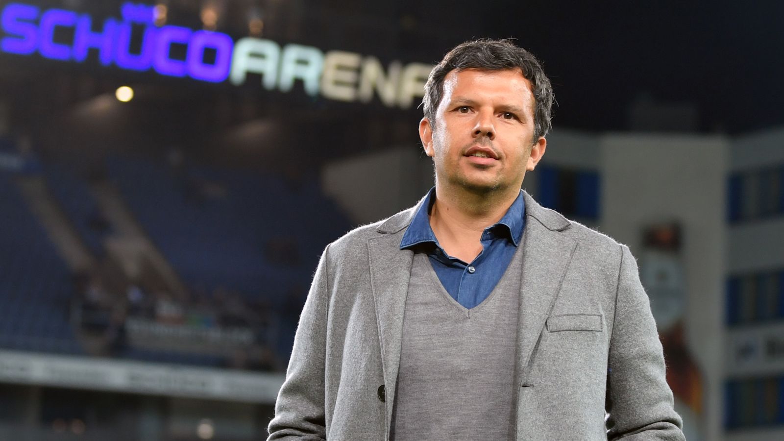 
                <strong>Arminia Bielefeld (Erster, 34 Punkte)</strong><br>
                Keine Frage: Den Druck haben andere, denn Arminia kann, der Hamburger SV und der VfB Stuttgart müssen aufsteigen. "Wenn wir anknüpfen können an die starke Hinrunde und die Mannschaft sich bewusst ist, wie wir uns entwickelt haben und wie wir da hingekommen sind, dann brauchen wir uns nicht zu verstecken", sagt Arminias Sportgeschäftsführer Samir Arabi. Zum Auftakt des Pflichtspieljahres 2020 am 19. Spieltag empfängt Arminia am Dienstag den VfL Bochum. ran-Prognose: Die Arminia bleibt vom Verletzungspech verschont und wird sich als Zweiter den Aufstieg in die Bundesliga sichern.
              