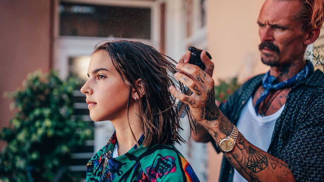 Mit wenigen Handgriffen zum coolen Hairstyling "Wet Hair" – im Beauty-Artikel findet ihr die step by step Anleitung zum Nachmachen.