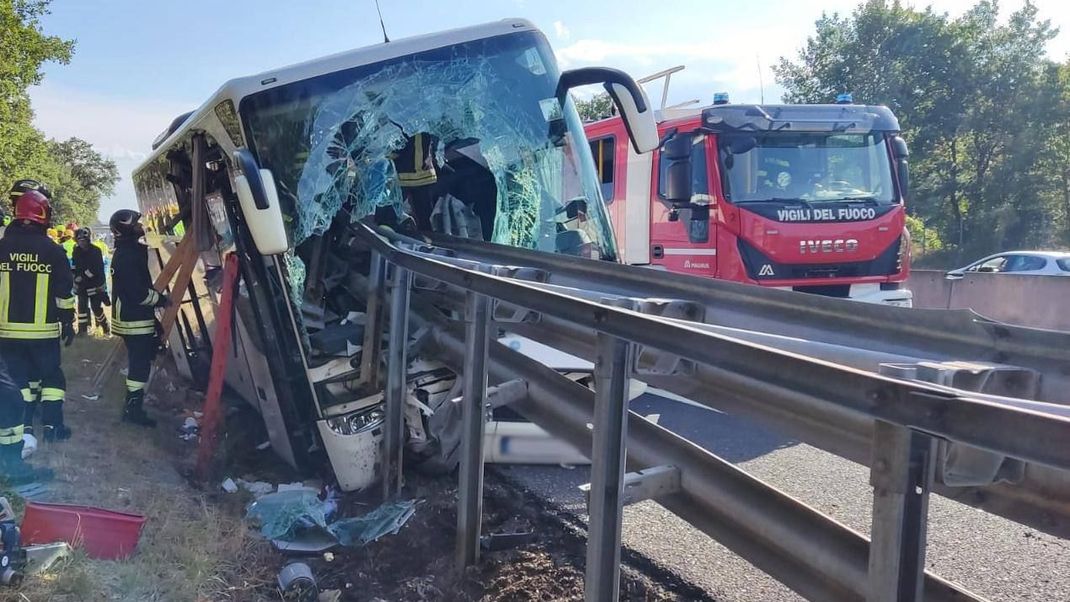 4. August 2024, Italien, Arezzo: Ein von einer Leitplanke durchbohrter Reisebus steht auf dem Seitenstreifen einer Autobahn. 