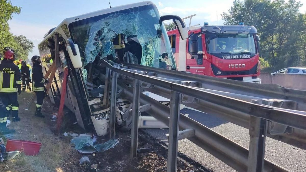 4. August 2024, Italien, Arezzo: Ein von einer Leitplanke durchbohrter Reisebus steht auf dem Seitenstreifen einer Autobahn. 