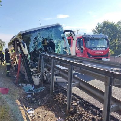 4. August 2024, Italien, Arezzo: Ein von einer Leitplanke durchbohrter Reisebus steht auf dem Seitenstreifen einer Autobahn. 