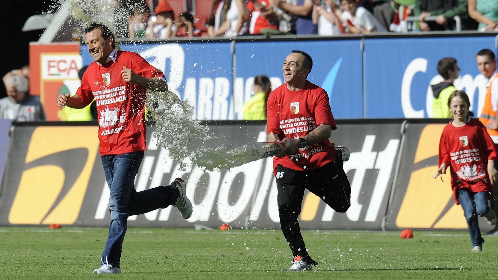 
                <strong>FC Augsburg (Deutschland) - Saison 2012/2013</strong><br>
                Der FC Augsburg ist der Beweis, dass es sich auch im Abstiegskampf lohnen kann, an einem Trainer festzuhalten. In der Saison 2012/2013 holte der FC Augsburg in der Hinrunde nur neun Punkte. Trotzdem wurde an Markus Weinzierl (Foto, links) festgehalten. Mit Erfolg: Der FC Augsburg spielte die letzten 12 Spieltage nach dem Motto: alles oder nichts. Sechs Spiele wurden gewonnen, sechs Spiele verloren. Das reichte für den direkten Klassenerhalt. Dabei betrug der Rückstand auf die Nicht-Abstiegsplätze nach 22 Spieltagen elf Punkte.   
              