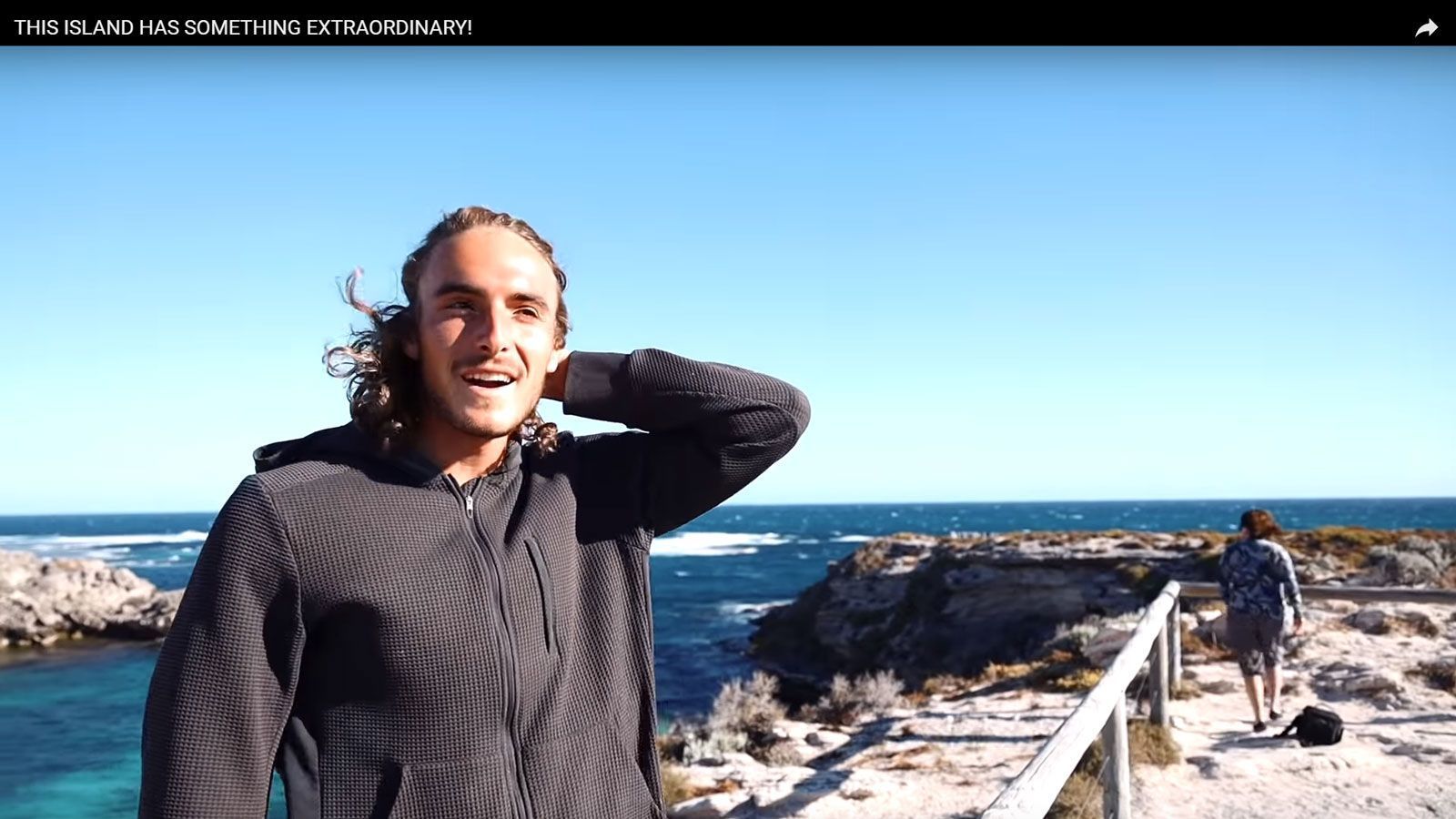 
                <strong>Griechenlands neue Tennis-Hoffnung: Das ist Stefanos Tsitsipas</strong><br>
                Wenn er nicht gerade mit Tennis spielen beschäftigt ist, produziert der 20-Jährige am liebsten Videos. Auf seinem eigenen Youtube-Kanal lässt er seine Fans an seinen Reisen teilhaben. Die Videos stellt er selbst zusammen - unterstützt von einigen Freunden. "Die Musik auszuwählen ist am schwersten. Da sitze ich oft Stunden dran", erzählt Tsitsipas. Wenn es mit dem Tennis nicht geklappt hätte, wäre er am laut eigener Aussage am liebsten Filmproduzent oder Regisseur geworden. 
              