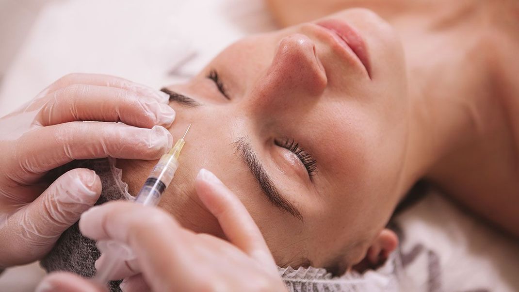 Botox gegen Schwitzen, anhaltenden Kopfschmerzen und auch gegen Muskelkrämpfe – wir nehmen die besagten heilenden Versprechen des bekannten Nervengifts genauer unter die Lupe.