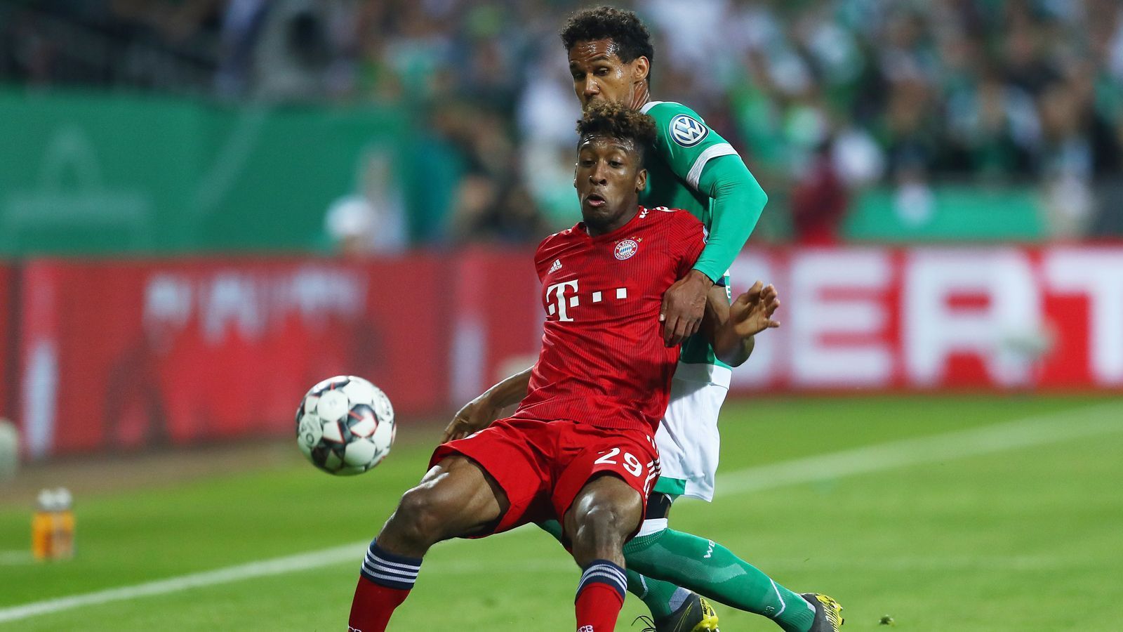 
                <strong>Theodor Gebre Selassie (Werder Bremen)</strong><br>
                Der eigentlich offensiv starke Routinier traut sich wegen Gegenspieler Coman nur selten tief in die gegnerische Hälfte. Dem Franzosen gegenüber weist er klare Geschwindigkeitsnachteile auf. Wichtig: Nach einem Gnabry-Dribbling wirft sich Gebre Selassie im richtigen Moment in den Schussversuch. Auch ansonsten agiert er lange gewohnt zuverlässig – bis zum verhängnsivollen Rempler gegen Coman im Strafraum. ran-Note: 4
              