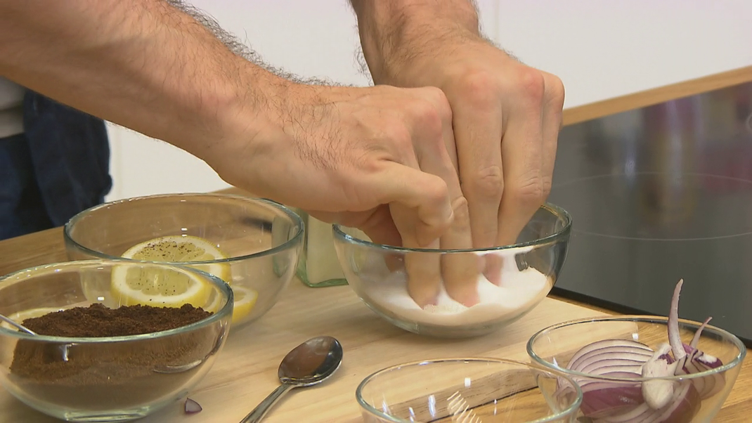 Küchenkönigin: Jan Köppen gibt fünf Tipps, wie man den Zwiebel- und Fischgeruch von den Händen bekommt.