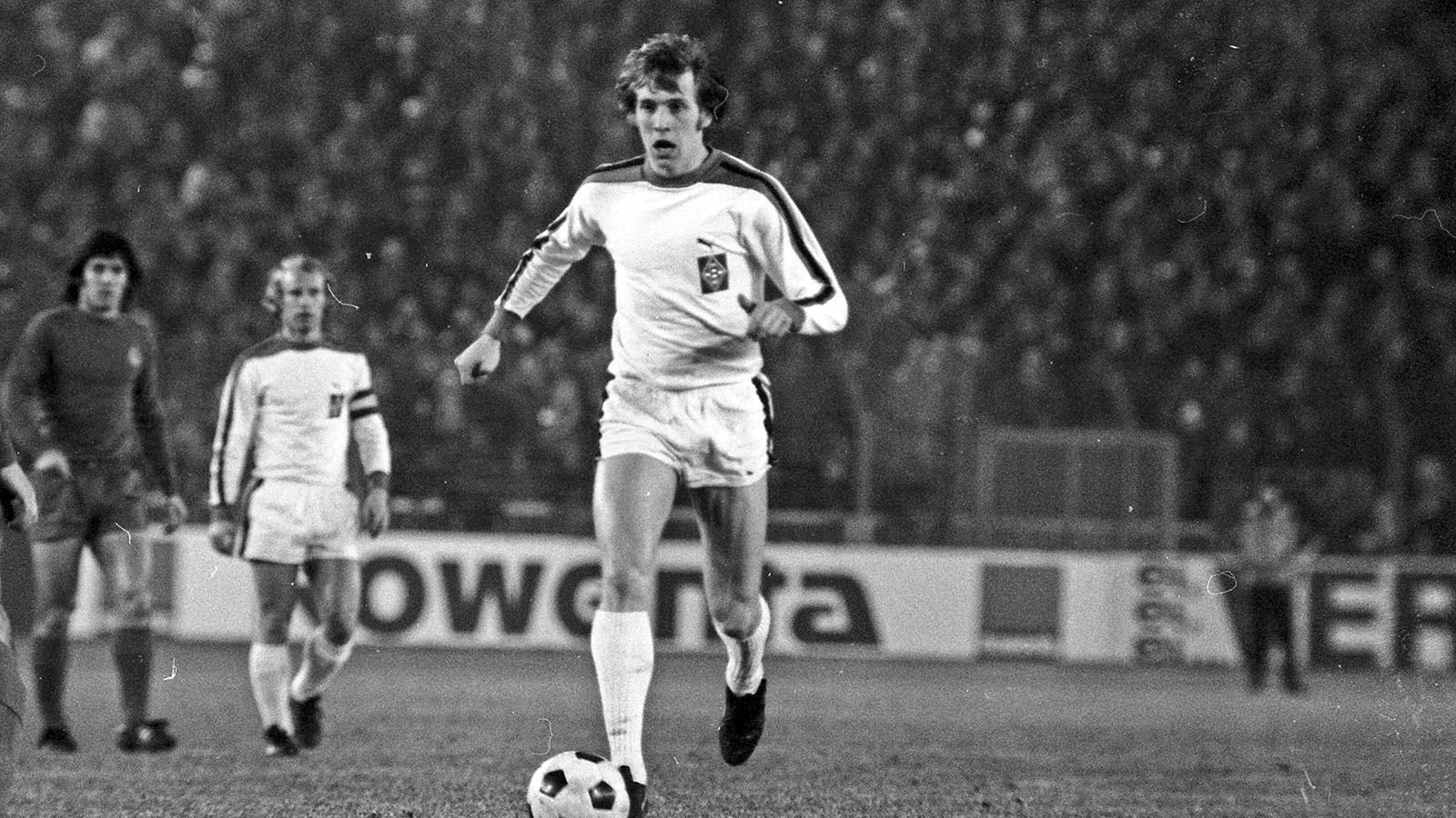 
                <strong>Henning Jensen</strong><br>
                Der dänische Stürmer kam 1976, wie zuvor schon Netzer, vom Gladbacher Bökelberg in Spaniens Hauptstadt und blieb insgesamt drei Jahre. Seine Erfolgsausbeute waren zwei Meistertitel.
              