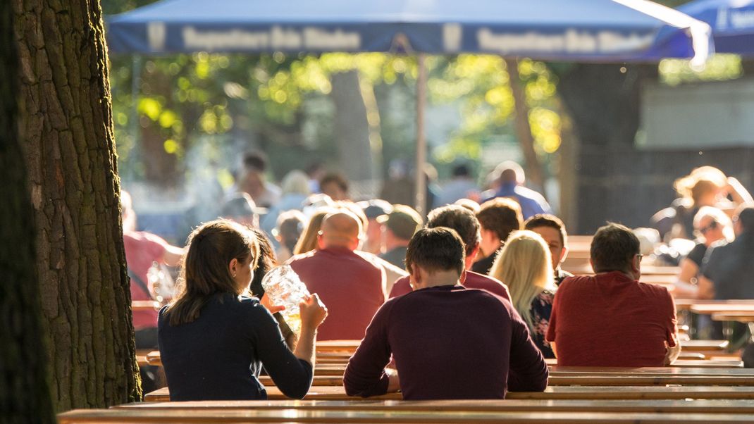 Mitten im Augustiner Biergarten in München (Foto) brüllten Gäste Nazi-Parolen. Andere Gäste und Personal ließen sich das nicht gefallen.&nbsp;