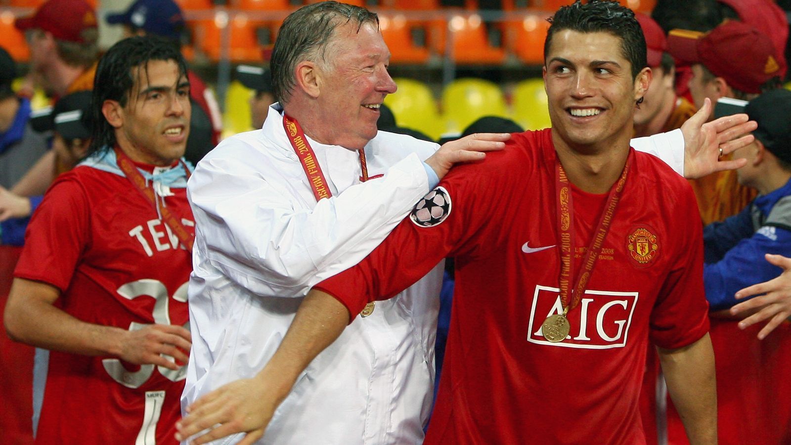 
                <strong>Trainer des All-Time-Teams: Sir Alex Ferguson</strong><br>
                1259 Spiele als Trainer auf der Bank und dabei einen unglaublich starken Punkteschnitt von 2,07 pro Spiel. Dieses Vermächtnis von Sir Alex Ferguson machte und macht es für die Trainer-Nachfolger des Schotten in Manchester nicht gerade einfach, nachdem der heute 78-Jährige 2013 als United-Coach aufhörte. Fast 27 Jahre leitete Ferguson die Geschicke bei den "Red Devils" und machte den Verein zum zeitweise besten auf der Insel. Seit das heutige Vorstandsmitglied von Manchester United aber nicht mehr auf der Bank sitzt, hat der Klub auch keinen Meistertitel mehr gewinnen können. Sprich: Alle 13 Premier-League-Erfolge feierte Rekordmeister ManUtd nur mit Ferguson, dazu noch zwei Mal den Gewinn der Champions League (1999 und 2008). 
              