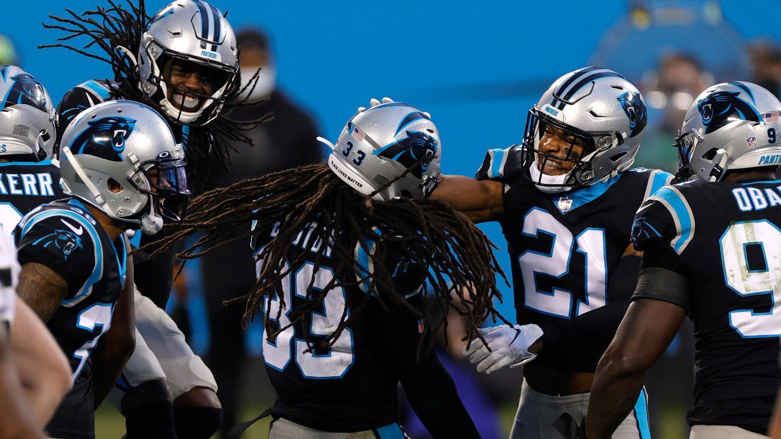 
                <strong>Carolina Panthers: Defense</strong><br>
                Auf der anderen Seite des Balls ist Carolina gefestigter. Neuzugang Haason Reddick, Brian Burns sowie Yetur Gross-Matos bilden einen jungen, dynamischen Pass Rush. Die Front Seven wird von Denzel Perryman und Shaq Thompson komplettiert, hier braucht Carolina nur Rotationsspieler. Der größte Baustelle ist wohl die Cornerback-Position - auch weil Neuzugang A.J. Bouye die ersten beiden Saisonspiele gesperrt verpasst. Aber auch mit Bouye fehlt die Tiefe, gerade ein Verteidiger für den Slot ist gesucht.
              