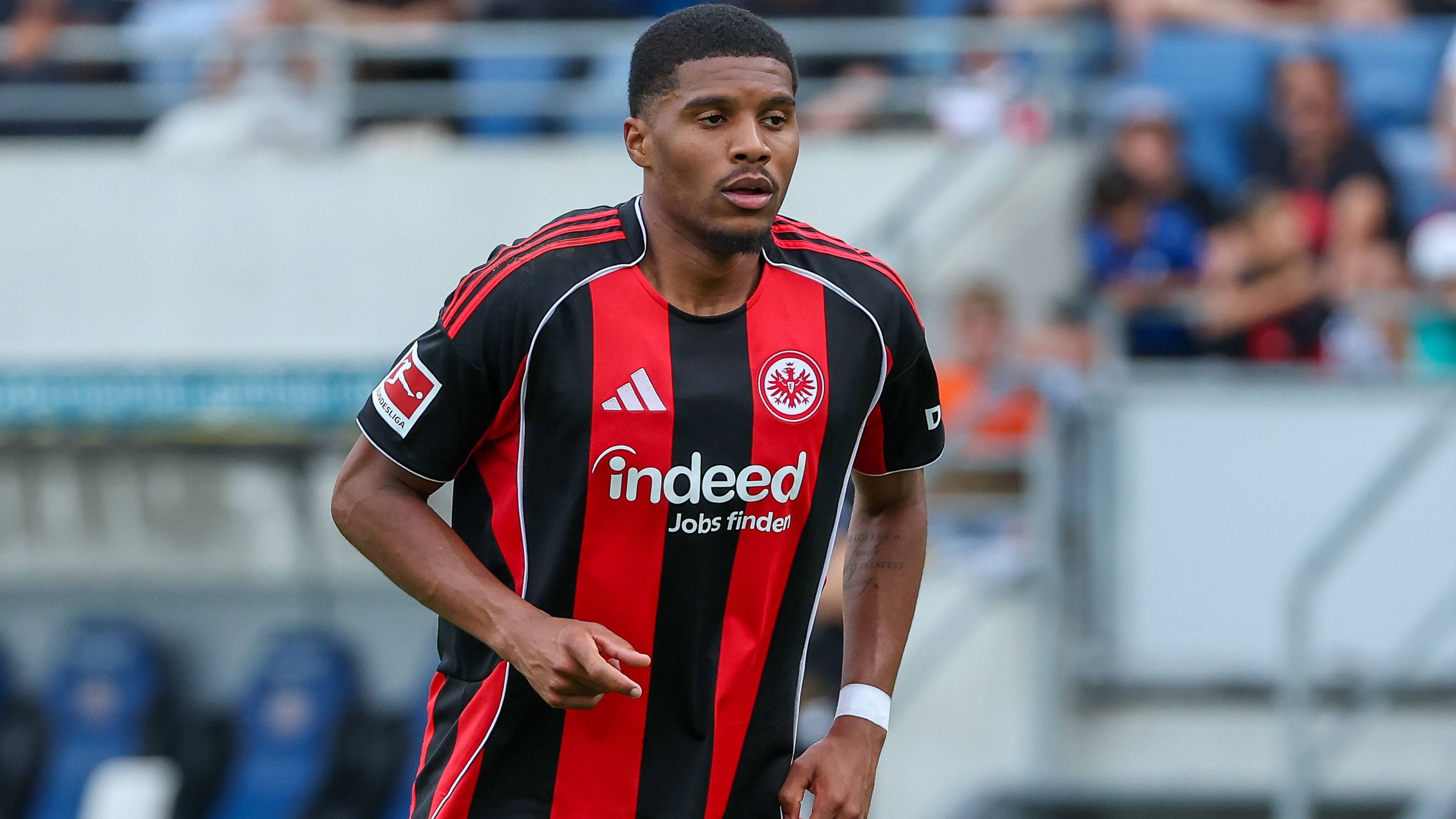 <em><strong>Aurele Amenda (Eintracht Frankfurt)</strong><br>Nachdem Tuta die Eintracht bereits in Richtung Katar verlassen hat, droht nun wohl auch der Abgang von Aurele Amenda. Laut einem "Bild"-Bericht zeigt der FC Turin vermehrt Interesse an dem Verteidiger aus Frankfurt. Demnach sollen die Verhandlungen bereits weit fortgeschritten sein. Die Ablöse beläuft sich wohl auf elf Millionen Euro. Der Transfer würde durchaus überraschend kommen: Erst zum Vorbereitungsstart prophezeite Dino Toppmöller dem Schweizer eine "größere Rolle" in der neuen Saison.</em>