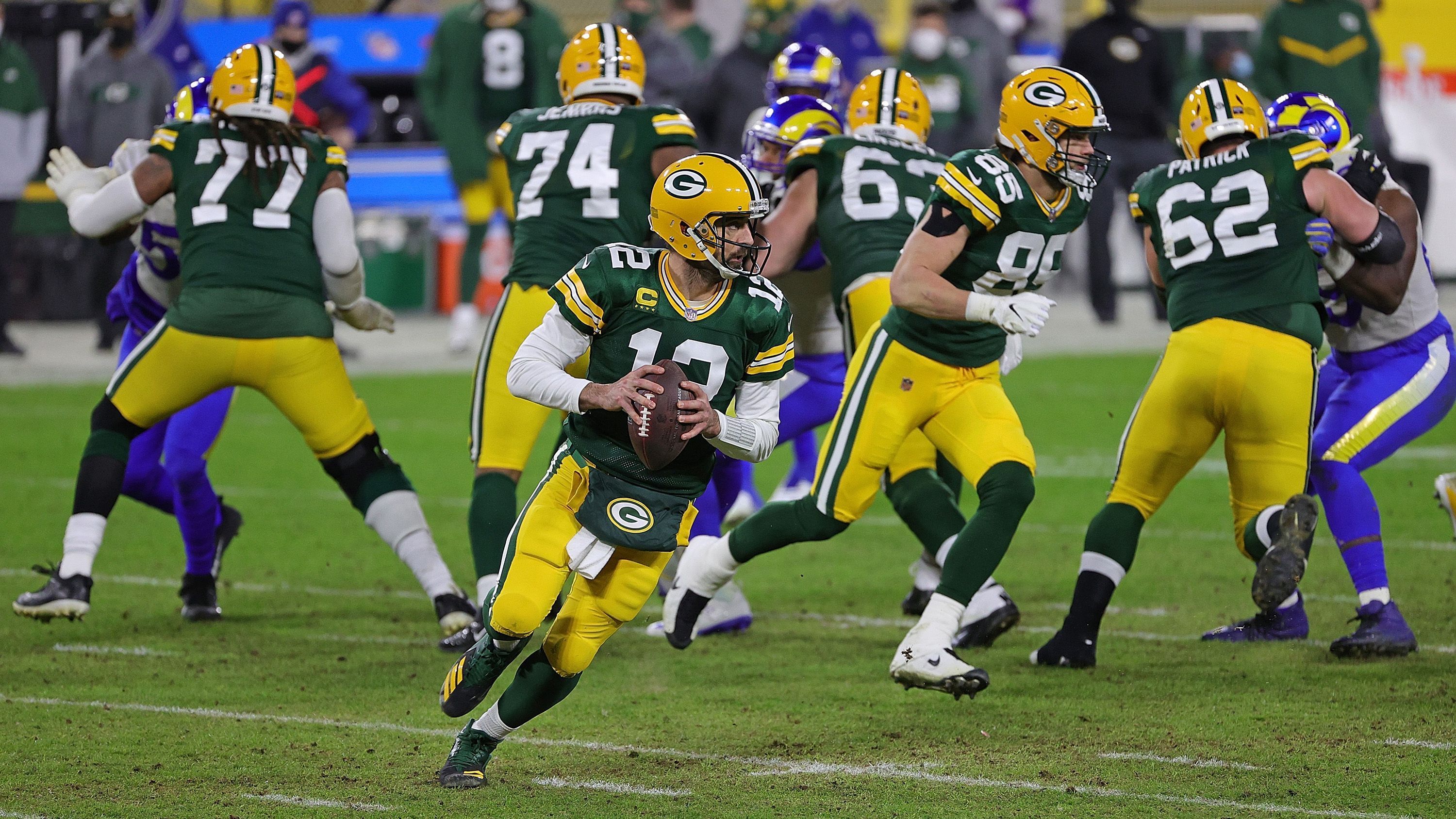 
                <strong>Divisional Round: Rodgers seit knapp neun Jahren fehlerfrei im Lambeau Field </strong><br>
                Aaron Rodgers und die Green Bay Packers haben beim 32:18-Sieg über die Los Angeles Rams keine Zweifel aufkommen lassen, Rodgers warf dabei für zwei Touchdowns und 296 Yards. Damit stellte er einen neue Bestmarke auf, denn seit seiner letzten Interception in einem Playoff-Heimspiel hat der 37-Jährige nun 13 Touchdown-Pässe geworfen. Das ist die längste Serie in einem Stadion in der NFL-Playoff-Geschichte. Zuvor hielt Drew Brees die Bestmarke, zwischen 2007 und 2018 erzielte er in der Heimstätte der Saints zwölf Touchdowns in Serie ohne Interception. Rodgers letzte Interception im Lambeau Field datiert vom 15. Januar 2012. Bei der damaligen 20:37-Niederlage der Packers gegen die New York Giants leistete er sich einen Ballverlust.
              