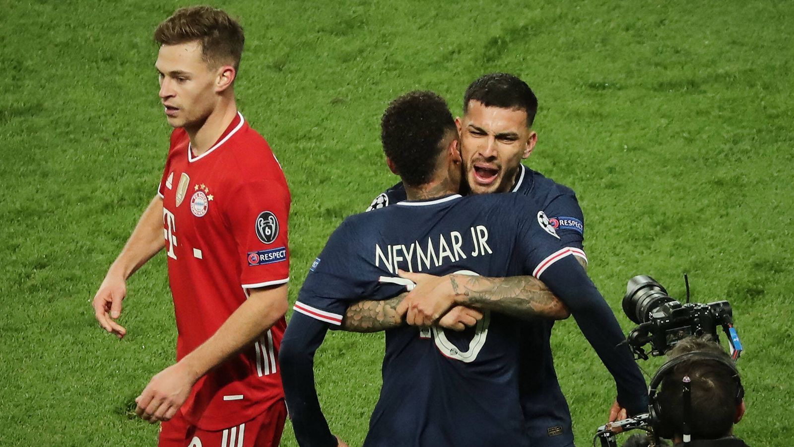 
                <strong>Bitteres Champions-League-Aus gegen Paris</strong><br>
                Geplagt von Personalsorgen (unter anderem Lewandowski fehlt) und internen Querelen, verlieren die Bayern das Viertelfinal-Hinspiel in der Champions League gegen Paris trotz großer Chancenanzahl mit 2:3. Auch ein glücklicher 1:0-Sieg im Rückspiel bei PSG reicht nicht aus, sodass die Bayern nach dem Pokal-Schock auch in der Champions League ausscheiden. Die Stimmung ist endgültig am Boden, auch weil Flick die Diskussionen um seine Zukunft als Bayern-Trainer immer wieder anheizt.
              